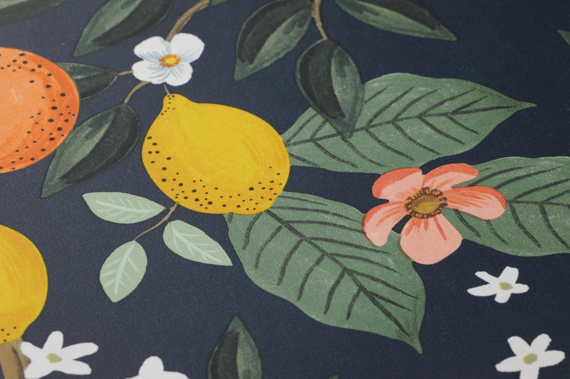 Selbstklebende Tapete Citrus Grove Dunkelblau 4 Selbstklebende Tapete Citrus Grove Dunkelblau – Bild 2