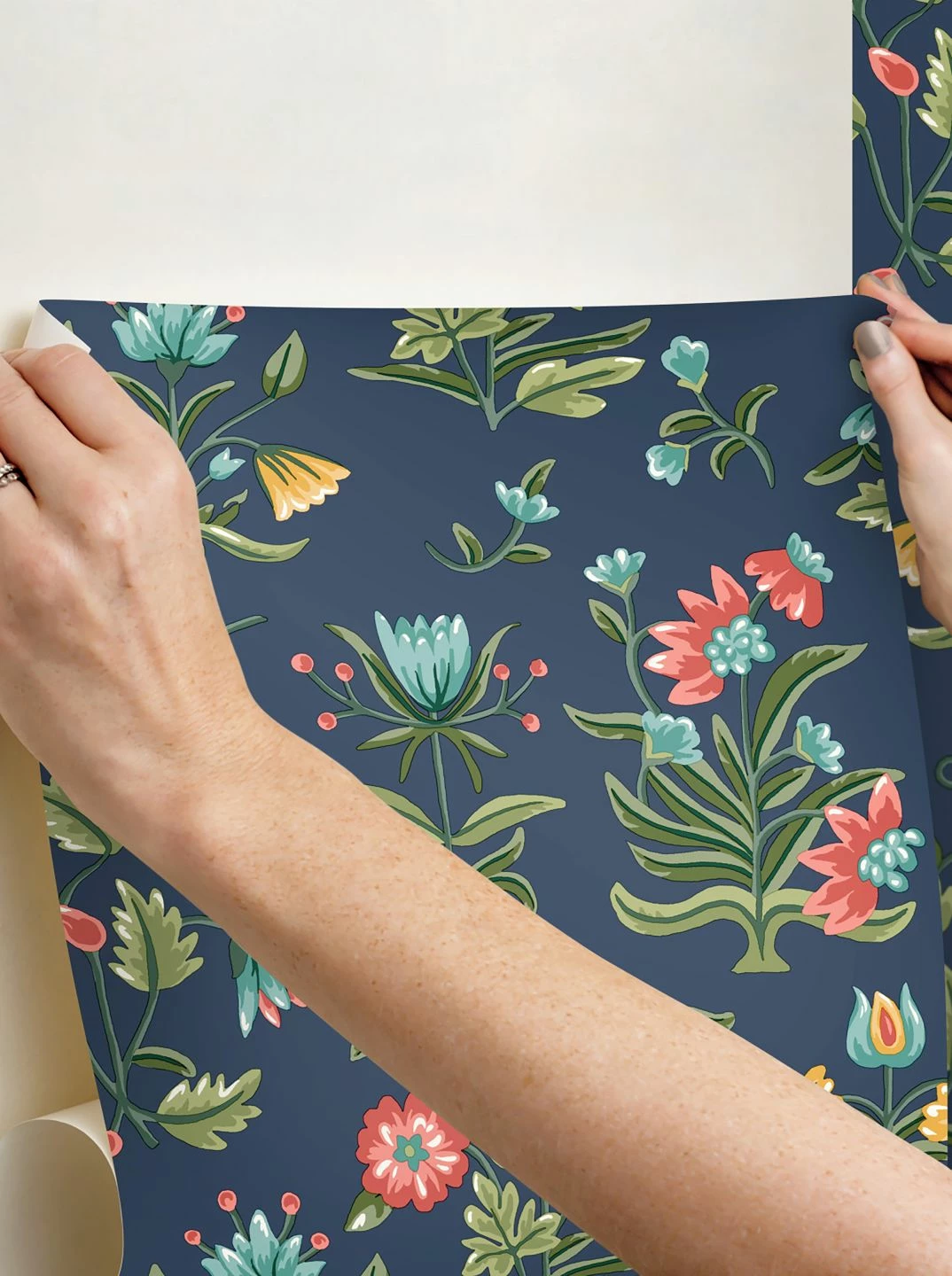 Selbstklebende Tapete Heirloom Floral Dunkelblau 5 Selbstklebende Tapete Heirloom Floral Dunkelblau – Bild 3