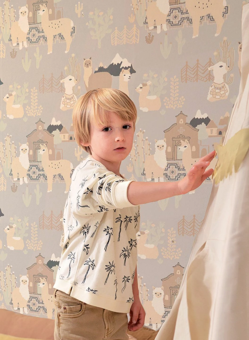 Tapete Lama Village Hellgrau 6 Tapete Lama Village Hellgrau – Bild 4